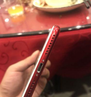 苹果红色7p128g（红色设计、大容量内存、高性能处理器，让你心动不已！）